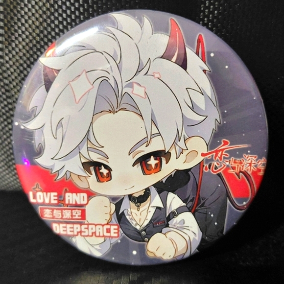 Love And Deepspace Kawaii Chibi Sylus Button Pin Badge + 10 FREE Sylus Stickers - Picture 1 of 6